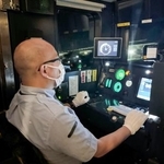 　報道陣に公開された、無線式の列車制御システムを使った試験走行＝２日未明、長崎県諫早市