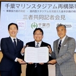 　プロ野球千葉ロッテの本拠地新設事業で、ドーム型を目指す方針を明らかにした神谷俊一千葉市長（中央）と千葉ロッテの玉塚元一オーナー代行（右）ら＝２日午後、千葉市