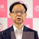 　記者会見する大分県の佐藤樹一郎知事＝２日午後、大分県庁