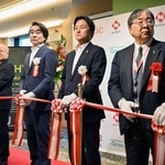 　オーネクサスの開業記念式典でテープカットする未来医療推進機構の澤芳樹理事長（右端）ら＝２日午後、大阪市北区