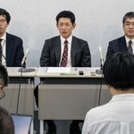 　記者会見する検察官役を務める指定弁護士＝２日午後、大阪市