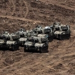 　レバノン南部に展開するイスラエル軍の車両や戦車（ゲッティ＝共同）