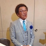 　ＷＢＡライトフライ級タイトル獲得５０周年の祝福を受け、取材に応じる具志堅用高さん＝２日、東京都内