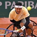 　車いすの部男子シングルス１回戦でプレーする小田凱人＝パリ（共同）