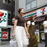 　セブン-イレブンの店舗＝２０２５年７月、東京都新宿区