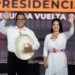 　ペルー大統領選の討論会に出席したケイコ・フジモリ氏（右）とロベルト・サンチェス氏＝５月３１日、リマ（ＡＰ＝共同）
