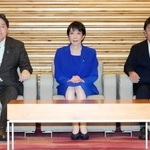 　臨時閣議に臨む高市首相ら。左は林総務相、右は茂木外相＝３日午前、首相官邸