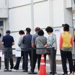 　韓国の統一地方選が始まり、投票所に並ぶ有権者＝３日、仁川市（聯合＝共同）