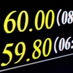 　一時１ドル＝１６０円台を付けた円相場を示すモニター＝３日午前、東京・東新橋