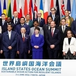 　「世界島しょ国海洋会議」で記念撮影をする高市首相（最前列中央）ら＝３日午前、東京都千代田区