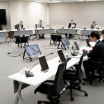 　原発のテロ対策施設の設置期限延長を盛り込んだ規則の改正案を了承した原子力規制委の定例会合＝３日午前、東京都港区