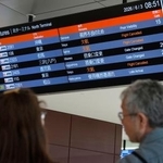 　羽田便などの欠航を知らせる大阪空港の案内表示＝３日午前８時５１分