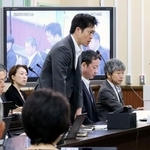 　大阪府議会の総務常任委員会で発言する吉村洋文知事＝３日午前