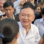 　仮釈放されたタクシン元首相＝５月、タイ・バンコク（共同）