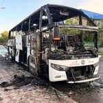 　３日、ウクライナ東部ドネツク州エナキエボで、ウクライナ軍の無人機攻撃を受けたロシアのバス（タス＝共同）