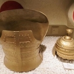 　明治初期に堺市の大山古墳で見つかった甲冑の復元品（堺市博物館提供）