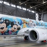 　ミッキーマウスなどをあしらった日航特別機＝３日午前、羽田空港