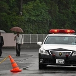 　クマが侵入した「ＯＫＩシンフォテック」周辺の交通を規制する警察車両＝３日午後１時５８分、福島市
