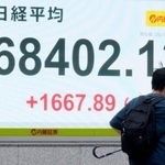 　終値が初めて６万８０００円台となった日経平均株価を示すモニター＝３日午後、東京都中央区