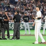 　２回、オリックス・紅林への死球で協議する審判団。手前は巨人先発の戸郷＝東京ドーム