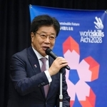 　「２０２８年技能五輪国際大会を成功させる国会議員連盟」の設立総会であいさつする自民党の加藤前財務相＝３日午後、国会
