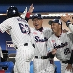 　６回、先制ソロを放った増田（左）を迎えるヤクルト・池山監督（中央）＝神宮