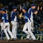 　阪神に勝利し、タッチを交わす西武ナイン＝甲子園