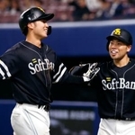 　決勝の２点二塁打を放った１１回の攻撃を終え、近藤（右）に迎えられるソフトバンク・広瀬隆＝バンテリンドーム