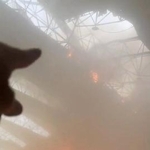 　３日、クウェート市のクウェート国際空港で、イランの攻撃により損壊した天井を示す人（ソーシャルメディアの動画から、ロイター＝共同）