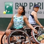　車いすの部女子ダブルス１回戦でプレーする上地結衣（手前）、朱珍珍組＝パリ（共同）