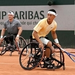 　車いすの部男子ダブルス１回戦でプレーする小田凱人（右）、グスタボ・フェルナンデス組＝パリ（共同）