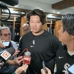 　試合前に取材対応するホワイトソックス・村上＝５月、シカゴ