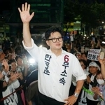 　韓国釜山の選挙区で当選が決まり、支持者にあいさつする無所属の韓東勲氏（中央）＝４日（聯合＝共同）