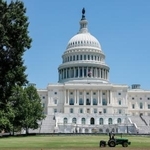 　米連邦議会議事堂前の敷地を手入れする人＝３日、ワシントン（ロイター＝共同）