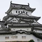 　しっくいが剥がれ落ちた姫路城の「ホの櫓」（下）の外壁＝４日午前９時１２分、兵庫県姫路市