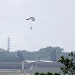 　米軍が沖縄県の嘉手納基地で実施したパラシュート降下訓練＝４日午前
