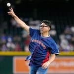 　ダイヤモンドバックス-ドジャース戦で始球式を務める斎藤隆さん＝フェニックス（共同）
