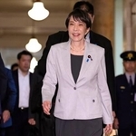 　国会内を移動する高市首相＝４日午前