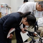 　記者会見で謝罪し、頭を下げる奈良県立香芝高の吉川紀子校長（手前）ら＝４日午前、奈良市