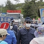 　２０２４年６月１３日、米軍キャンプ・シュワブのゲート前で工事車両に抗議する人たち＝沖縄県名護市辺野古