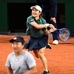 　女子ダブルス準々決勝でプレーする青山修子（奥）梁恩碩組。４強入りを果たした＝パリ（共同）