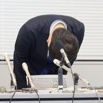 　記者会見で陳謝する三重県伊賀市の稲森稔尚市長＝４日午後、伊賀市役所