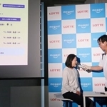 　ロッテＨＤが開発した新システムのデモンストレーション＝４日午後、東京都新宿区