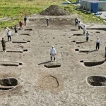　滋賀県野洲市の中畑・古里遺跡で見つかった、弥生時代中期末から後期初頭の大型掘っ立て柱建物跡＝５月