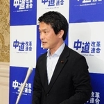 　記者団の取材に応じる中道改革連合の小川代表＝４日午後、国会