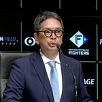 　記者会見で質問に答える、「ファイターズ　スポーツ＆エンターテイメント」の伊藤直也執行役員＝４日午前、エスコンフィールド北海道
