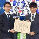 　国税庁の江島一彦長官（左）から感謝状を受け取る日本サッカー協会の宮本恒靖会長＝４日午後、東京都文京区