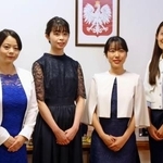 　「羽ばたく女性研究者賞」の（左から）小林天美さん、山口そのみさん、黒木祐子さん、森本真里子さん＝４日、東京都目黒区のポーランド大使館