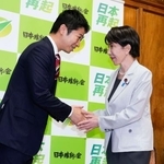 　２０２６年度補正予算案が衆院を通過し、あいさつ回りで日本維新の会の藤田共同代表（左）と握手する高市首相＝４日午後、国会