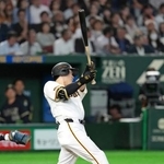 　８回巨人１死二塁、泉口が左越えに勝ち越し二塁打を放つ＝東京ドーム